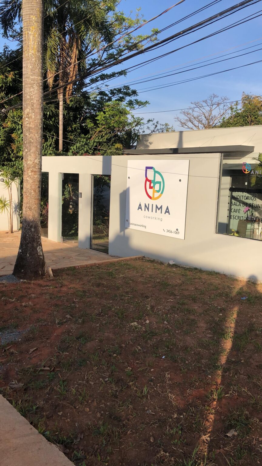 Fachada do Ânima Coworking com a placa na entrada
