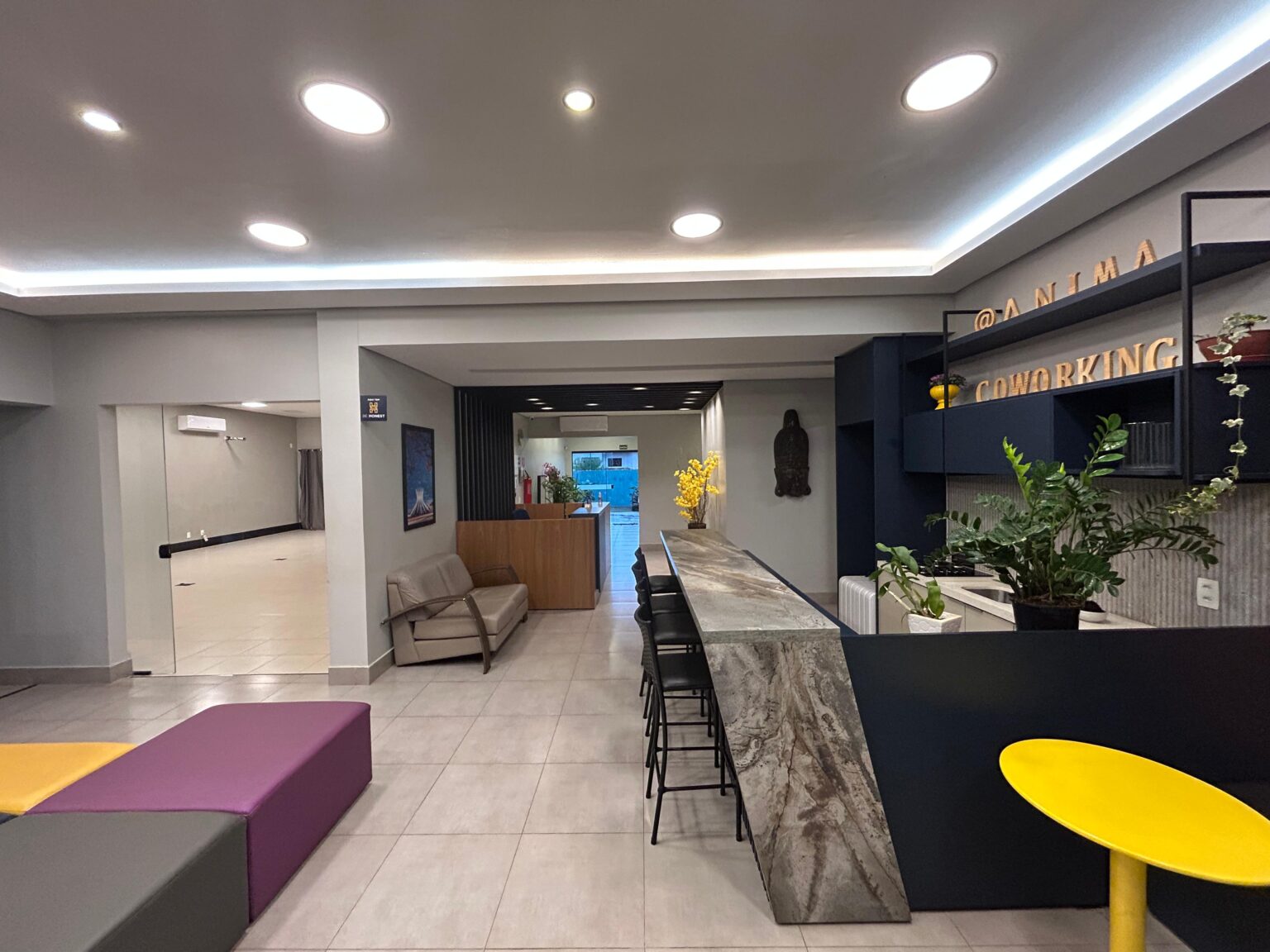 Recepção do Ânima Coworking com balcão e área de espera