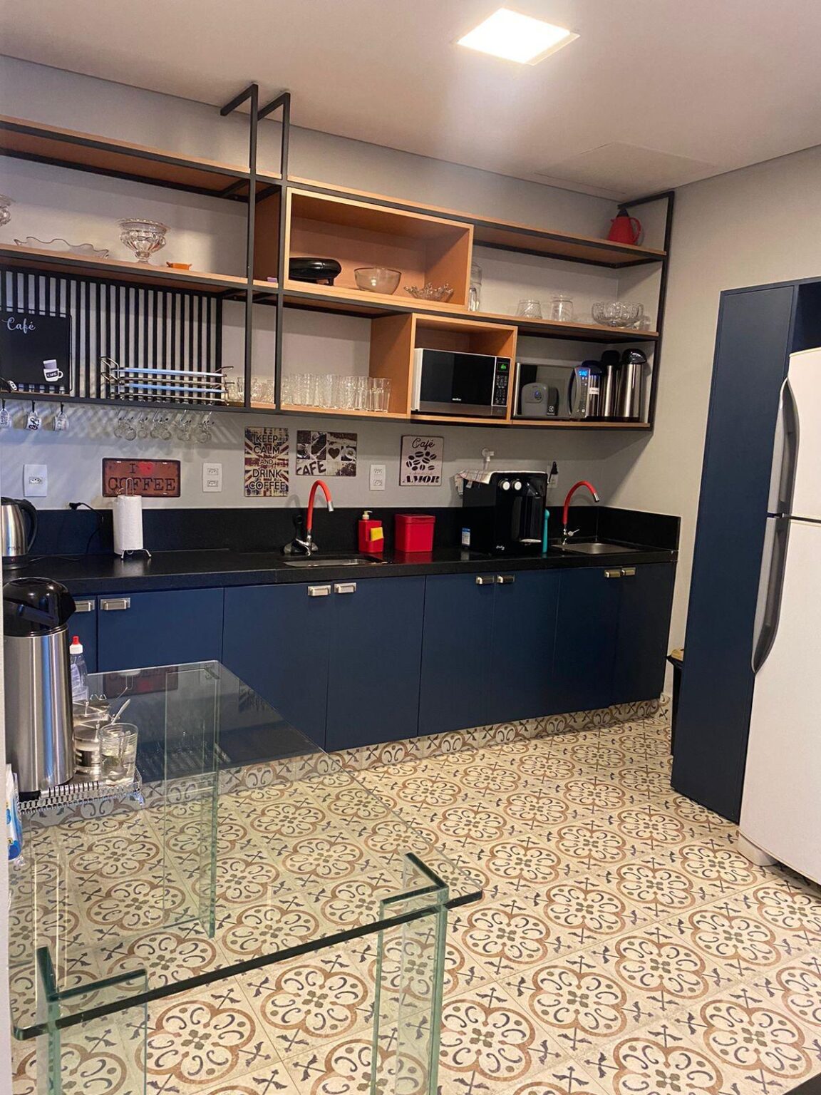Copa com bancada, micro-ondas e cafeteira
