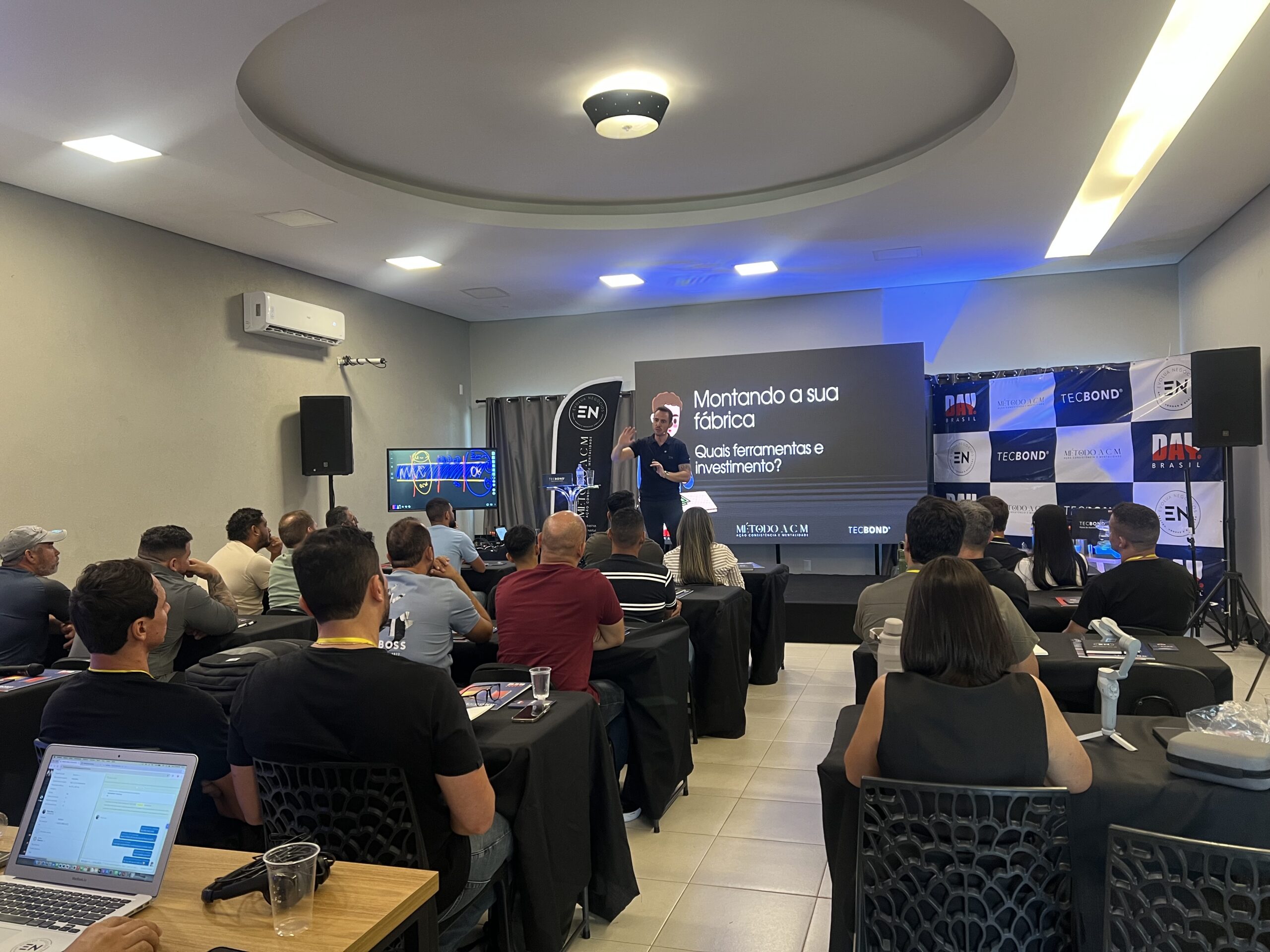 Auditório com mesas para evento