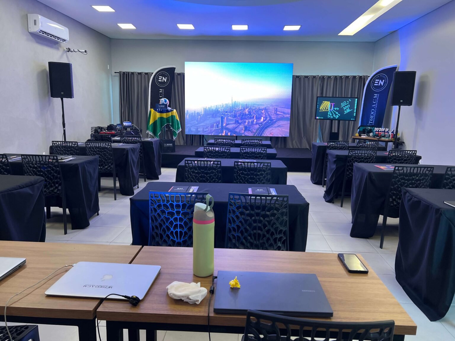 Auditório do Ânima Coworking montado para evento corporativo, com telão