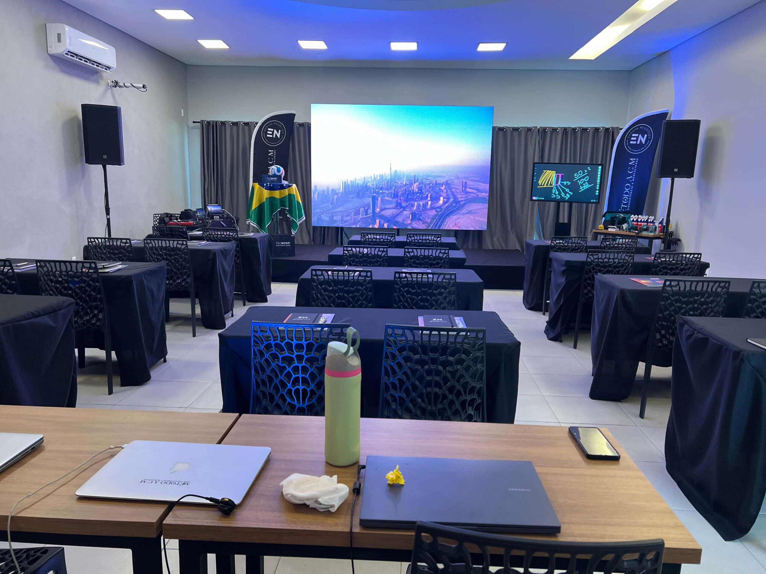 Auditório com palco