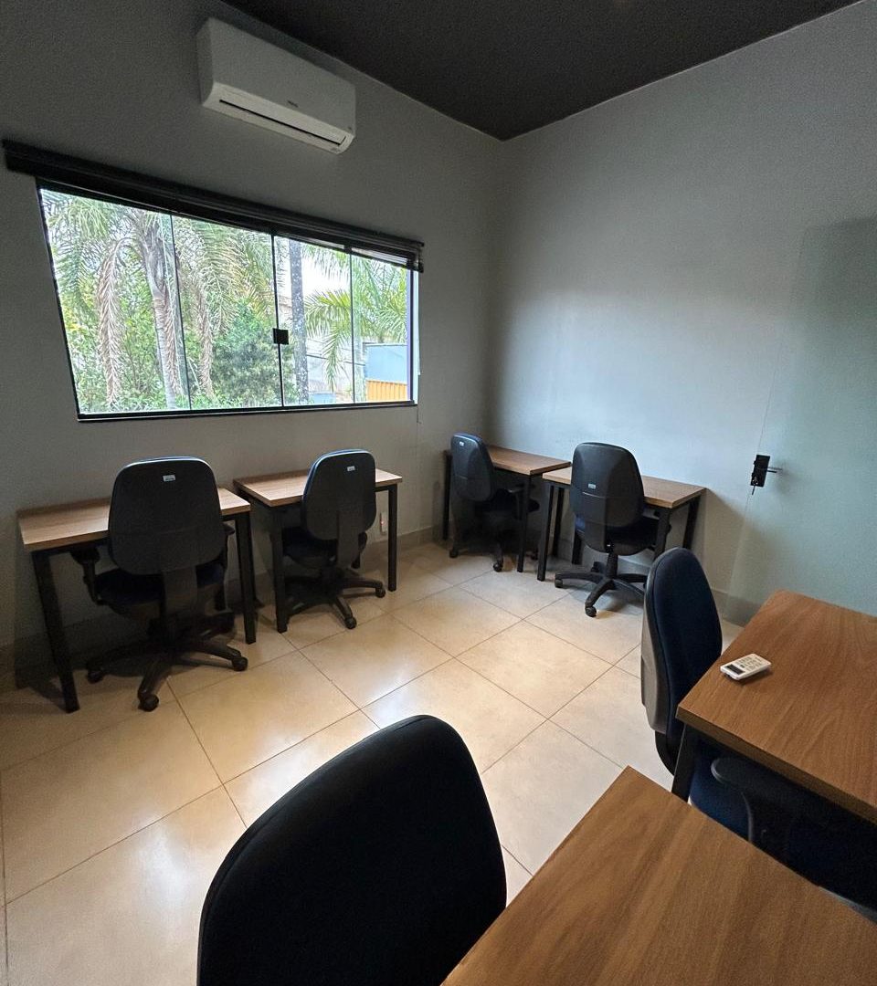 Sala privativa de 6 lugares no Ânima Coworking, com mesas junto à janela